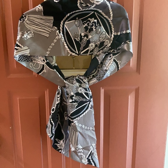 Dennis Basso Status scarf/wrap - Picture 2 of 7